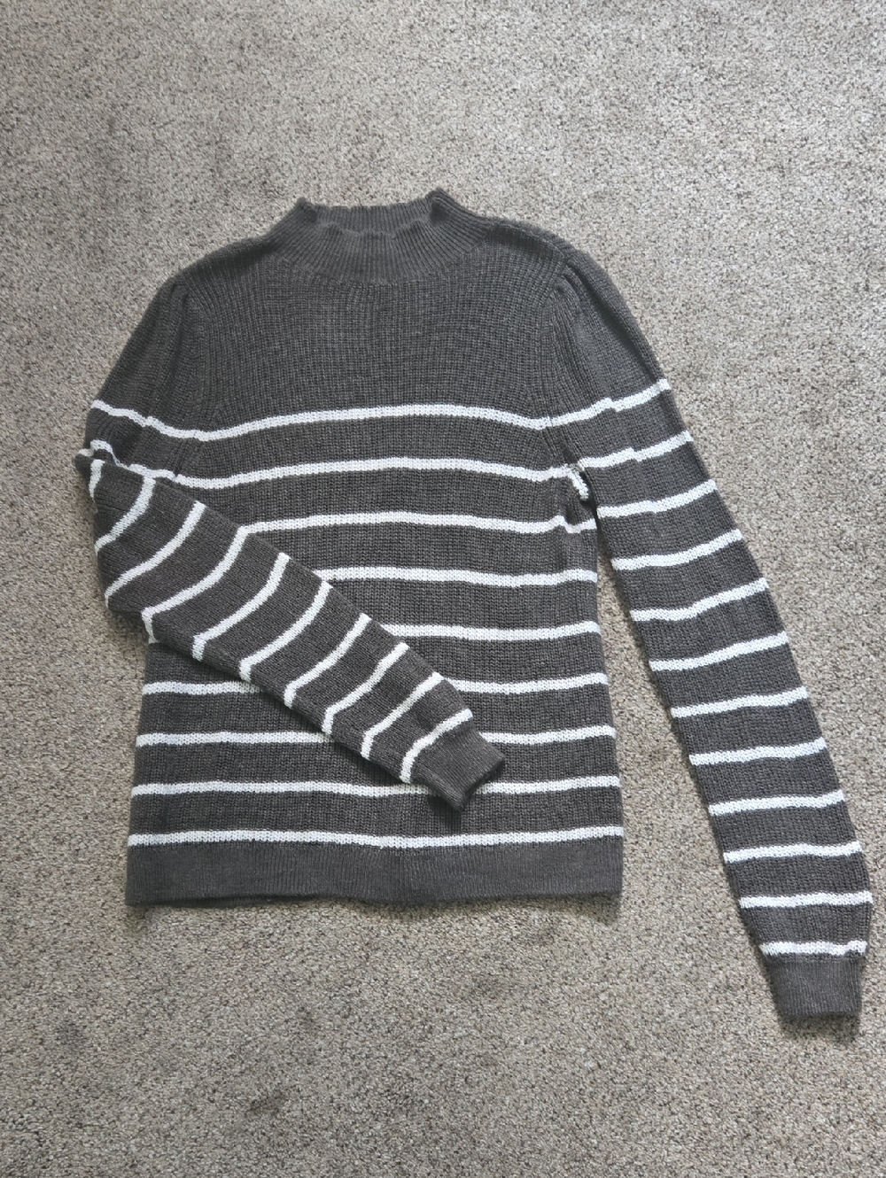 Striped Mock‑Neck Sweater – Grey/Green with White Stripes – Size L 🤍